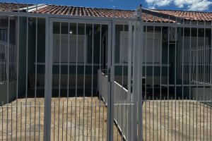 Casa à venda com 102m², 3 dormitórios, 2 vagas, no bairro Hípica em Porto Alegre