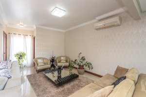 Casa em Condomínio à venda com 385m², 3 dormitórios, 1 suíte, 2 vagas, no bairro Cristal em Porto Alegre