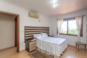 Casa em Condomínio à venda com 385m², 3 dormitórios, 1 suíte, 2 vagas, no bairro Cristal em Porto Alegre