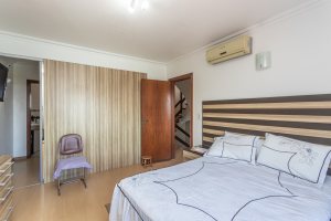 Casa em Condomínio à venda com 385m², 3 dormitórios, 1 suíte, 2 vagas, no bairro Cristal em Porto Alegre