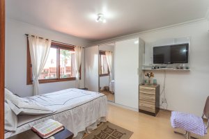 Casa em Condomínio à venda com 385m², 3 dormitórios, 1 suíte, 2 vagas, no bairro Cristal em Porto Alegre