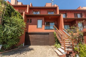 Casa em Condomínio à venda com 385m², 3 dormitórios, 1 suíte, 2 vagas, no bairro Cristal em Porto Alegre