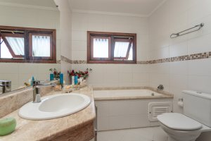 Casa em Condomínio à venda com 385m², 3 dormitórios, 1 suíte, 2 vagas, no bairro Cristal em Porto Alegre