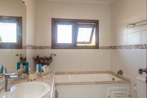 Casa em Condomínio à venda com 385m², 3 dormitórios, 1 suíte, 2 vagas, no bairro Cristal em Porto Alegre