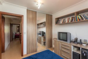 Casa em Condomínio à venda com 385m², 3 dormitórios, 1 suíte, 2 vagas, no bairro Cristal em Porto Alegre