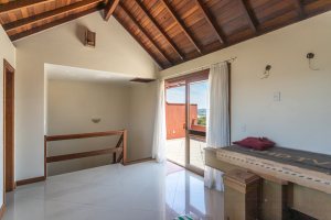 Casa em Condomínio à venda com 385m², 3 dormitórios, 1 suíte, 2 vagas, no bairro Cristal em Porto Alegre