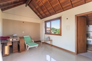 Casa em Condomínio à venda com 385m², 3 dormitórios, 1 suíte, 2 vagas, no bairro Cristal em Porto Alegre