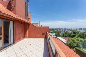 Casa em Condomínio à venda com 385m², 3 dormitórios, 1 suíte, 2 vagas, no bairro Cristal em Porto Alegre