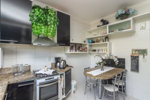 Casa em Condomínio à venda com 385m², 3 dormitórios, 1 suíte, 2 vagas, no bairro Cristal em Porto Alegre