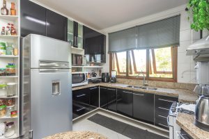 Casa em Condomínio à venda com 385m², 3 dormitórios, 1 suíte, 2 vagas, no bairro Cristal em Porto Alegre