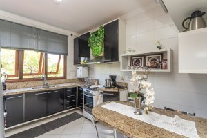 Casa em Condomínio à venda com 385m², 3 dormitórios, 1 suíte, 2 vagas, no bairro Cristal em Porto Alegre