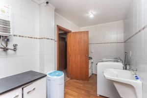 Casa em Condomínio à venda com 385m², 3 dormitórios, 1 suíte, 2 vagas, no bairro Cristal em Porto Alegre