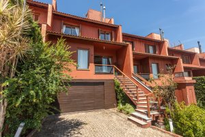 Casa em Condomínio à venda com 385m², 3 dormitórios, 1 suíte, 2 vagas, no bairro Cristal em Porto Alegre