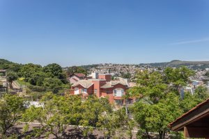 Casa em Condomínio à venda com 385m², 3 dormitórios, 1 suíte, 2 vagas, no bairro Cristal em Porto Alegre