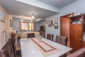 Casa à venda com 230m², 4 dormitórios, 1 suíte, 2 vagas, no bairro Vila Assunção em Porto Alegre