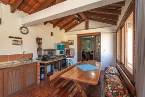 Casa à venda com 230m², 4 dormitórios, 1 suíte, 2 vagas, no bairro Vila Assunção em Porto Alegre