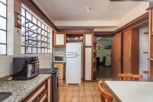 Casa à venda com 230m², 4 dormitórios, 1 suíte, 2 vagas, no bairro Vila Assunção em Porto Alegre