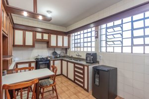 Casa à venda com 230m², 4 dormitórios, 1 suíte, 2 vagas, no bairro Vila Assunção em Porto Alegre