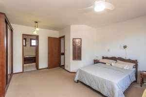 Casa à venda com 230m², 4 dormitórios, 1 suíte, 2 vagas, no bairro Vila Assunção em Porto Alegre