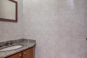 Casa à venda com 230m², 4 dormitórios, 1 suíte, 2 vagas, no bairro Vila Assunção em Porto Alegre