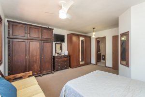 Casa à venda com 230m², 4 dormitórios, 1 suíte, 2 vagas, no bairro Vila Assunção em Porto Alegre