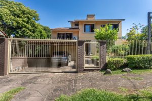 Casa à venda com 230m², 4 dormitórios, 1 suíte, 2 vagas, no bairro Vila Assunção em Porto Alegre