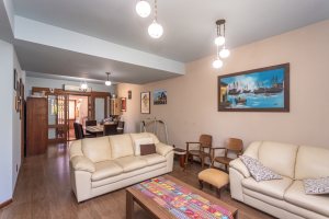 Casa à venda com 230m², 4 dormitórios, 1 suíte, 2 vagas, no bairro Vila Assunção em Porto Alegre