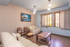 Casa à venda com 230m², 4 dormitórios, 1 suíte, 2 vagas, no bairro Vila Assunção em Porto Alegre