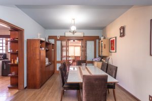 Casa à venda com 230m², 4 dormitórios, 1 suíte, 2 vagas, no bairro Vila Assunção em Porto Alegre