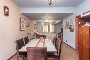 Casa à venda com 230m², 4 dormitórios, 1 suíte, 2 vagas, no bairro Vila Assunção em Porto Alegre