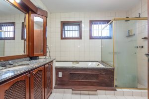 Casa à venda com 230m², 4 dormitórios, 1 suíte, 2 vagas, no bairro Vila Assunção em Porto Alegre