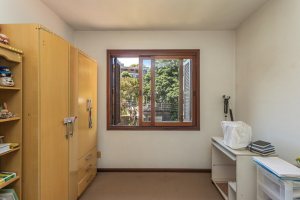 Casa à venda com 230m², 4 dormitórios, 1 suíte, 2 vagas, no bairro Vila Assunção em Porto Alegre