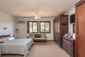 Casa à venda com 230m², 4 dormitórios, 1 suíte, 2 vagas, no bairro Vila Assunção em Porto Alegre