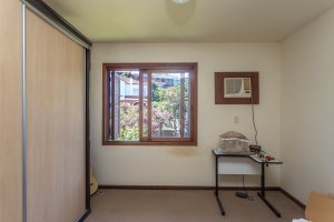 Casa à venda com 230m², 4 dormitórios, 1 suíte, 2 vagas, no bairro Vila Assunção em Porto Alegre