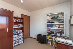 Casa à venda com 230m², 4 dormitórios, 1 suíte, 2 vagas, no bairro Vila Assunção em Porto Alegre