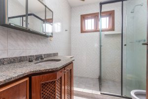 Casa à venda com 230m², 4 dormitórios, 1 suíte, 2 vagas, no bairro Vila Assunção em Porto Alegre