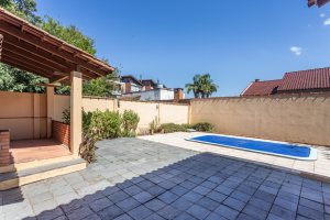 Casa à venda com 230m², 4 dormitórios, 1 suíte, 2 vagas, no bairro Vila Assunção em Porto Alegre