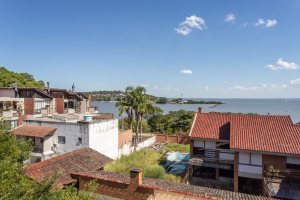 Casa à venda com 230m², 4 dormitórios, 1 suíte, 2 vagas, no bairro Vila Assunção em Porto Alegre