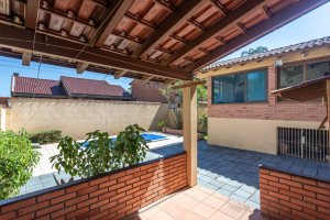 Casa à venda com 230m², 4 dormitórios, 1 suíte, 2 vagas, no bairro Vila Assunção em Porto Alegre