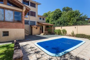 Casa à venda com 230m², 4 dormitórios, 1 suíte, 2 vagas, no bairro Vila Assunção em Porto Alegre