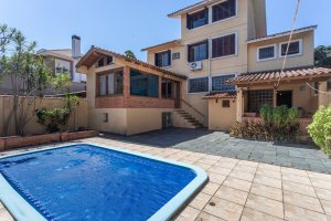 Casa à venda com 230m², 4 dormitórios, 1 suíte, 2 vagas, no bairro Vila Assunção em Porto Alegre