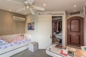 Casa em Condomínio à venda com 498m², 3 dormitórios, 1 suíte, 6 vagas, no bairro Cavalhada em PORTO ALEGRE