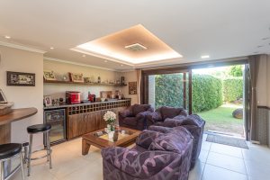 Casa em Condomínio à venda com 498m², 3 dormitórios, 1 suíte, 6 vagas, no bairro Cavalhada em PORTO ALEGRE