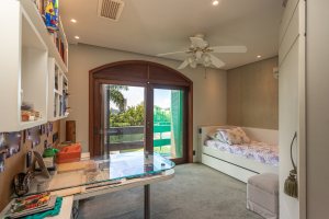 Casa em Condomínio à venda com 498m², 3 dormitórios, 1 suíte, 6 vagas, no bairro Cavalhada em PORTO ALEGRE