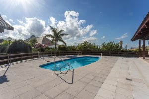 Casa em Condomínio à venda com 498m², 3 dormitórios, 1 suíte, 6 vagas, no bairro Cavalhada em PORTO ALEGRE