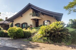 Casa em Condomínio à venda com 498m², 3 dormitórios, 1 suíte, 6 vagas, no bairro Cavalhada em PORTO ALEGRE