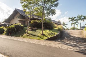 Casa em Condomínio à venda com 498m², 3 dormitórios, 1 suíte, 6 vagas, no bairro Cavalhada em PORTO ALEGRE