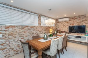 Casa à venda com 206m², 4 dormitórios, 1 suíte, 3 vagas, no bairro Espírito Santo em Porto Alegre