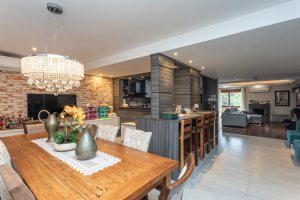 Casa à venda com 206m², 4 dormitórios, 1 suíte, 3 vagas, no bairro Espírito Santo em Porto Alegre