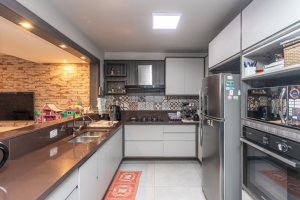 Casa à venda com 206m², 4 dormitórios, 1 suíte, 3 vagas, no bairro Espírito Santo em Porto Alegre